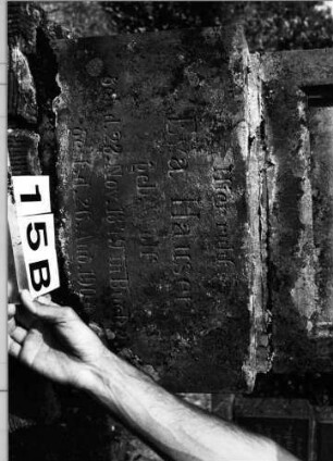 Grabstein 15 (Index: 99802035) Material: Sandstein Zustand: verwittert Maße HxBxT: 148x51x24 cm Beschreibung: Stele, getreppter Sockel, eingezogener Rundbogenabschluß: Grabstein 15B