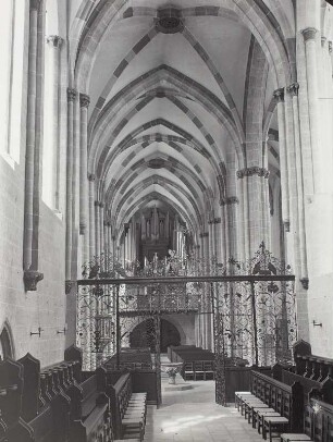 Mühlhausen a.d. Unstrut: Pfarrkirche der Altstadt St. Blasius (Divi Blasii). Innenansicht. Mittelschiff. Blick aus dem Chor nach W. Eisernes Gitter an Stelle des Lettners (Gitter von 1707).
