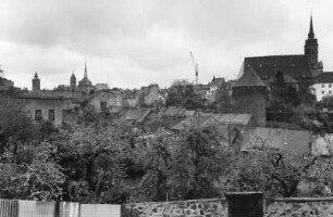 Bautzen. Blick von der Sporthalle Platz des Friedens nach Südost gegen Wendischen Turm, Reichenturm, Schülerturm, gerberbastei und Dom St. Petri