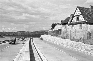 Rheinweiler: Autobahnbauwerk Doppelrampe; Ansicht von Süden mit Stützmauer