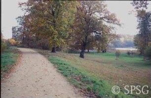 Potsdam, Park Sacrow, Blick vom Uferweg bei der Flatowturmsicht auf Heilandskirche und Römische Bank.