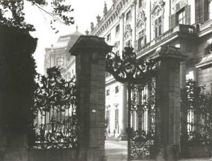 Würzburg. Residenz. Schmiedeeisernes Tor zum Hofgarten