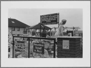 Skulpturen auf dem Betriebsgelände eines Bildhauers, Mainz