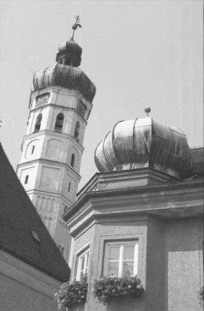Dachau: Erker und Zwiebelturm [Ecke Konrad-Adenauer-Straße] und Turm von St. Jakob
