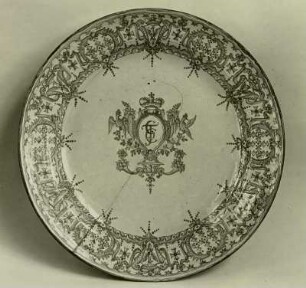 Teller mit Monogramm des Markgrafen Georg Fr. Carl von Brandenburg-Bayreuth : Teller mit Monogramm des Markgrafen Georg Fr. Carl von Brandenburg-Bayreuth. Dresden, Kunstgewerbemuseum