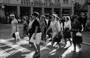 Freiburg: Frauen auf dem Zebrastreifen auf dem Weg zum Sommerschlussverkauf