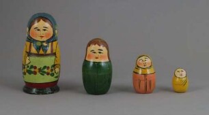 Russische Matrjoschka mit vier Puppen