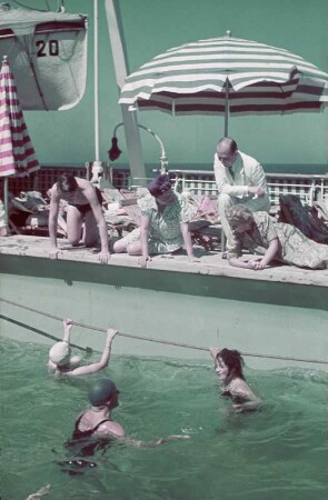 Bordleben auf dem Passagierschiff MS Milwaukee. Schwimmbecken mit Badenden