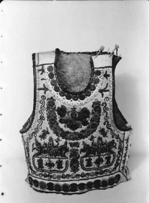 Bukarest: Museum Minovici, Bauernlammfelljacke, aus Transsylvanien, Rücken