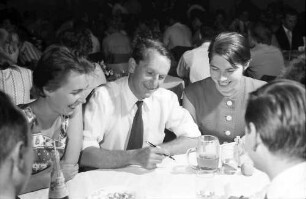 Nobelpreisträgertagung 1960 Mediziner; Maikäferrede: Frederick Sanger im Kreis von Studenten