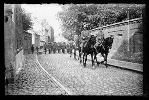 Marsch deutscher Soldaten durch Ortschaft