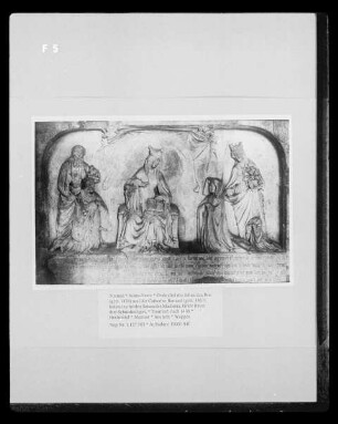 Grabrelief des Jehan den Bos (gest. 1438) und der Catherine Bernard (gest. 1463) kniend zu beiden Seiten der Madonna, hinter ihnen ihre Schutzheiligen.