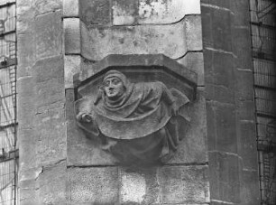 Figur mit Schriftrolle
