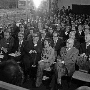 Friedrich-Ebert-Stiftung: Am Kratt: Heimvolkshochschule: Eröffnung: unter den Gästen nordrhein-westfälischer Ministerpräsident Heinz Kühn, Landrat Wennemar Haarmann, 9. Februar 1973