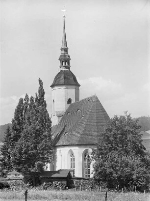 Bertsdorf : Bertsdorf. Dorfkirche (1622-1676). Außenansicht von Südosten