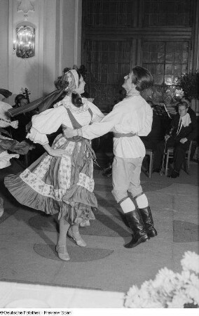 Tänzer des Rahmenprogramms zur Leipziger Herbstmesse 1954
