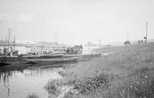 Gauernitz. Wagenfähre am Anleger, an Deck ein Pferdefuhrwerk