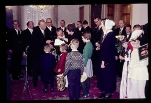 Kanzler m. Waisenkindern 5.1.63.