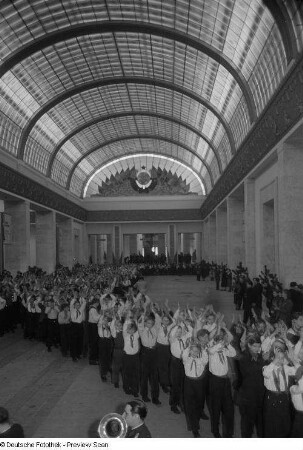 Einzug (Polonaise) der Pioniere in den Sowjetischen Pavillon