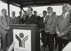 Offizieller Baubeginn für die Bundesautobahn 17 am 21.08.1998 am künftigen Autobahndreieck Dresden-West. Ansprache von Matthias Wissmann, Bundesminister für Verkehr : Dresden. Offizieller Baubeginn für die Bundesautobahn 17 am 21.08.1998 am künftigen Autobahndreieck Dresden-West. Ansprache von Matthias Wissmann, Bundesminister für Verkehr