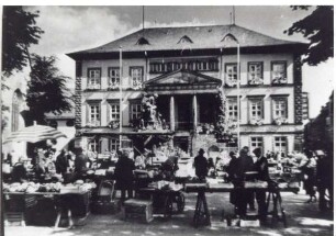 Wochenmarkt vor dem Rathaus. Detmold. Marktplatz. Sammlung Starke