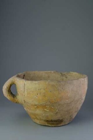 Bauchige Tasse mit randständigem Henkel