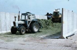Fotografie: Ein- und Auslagerungstechnik, Flachsilo, Fahrsilo, Grassilage, Siloschwanz