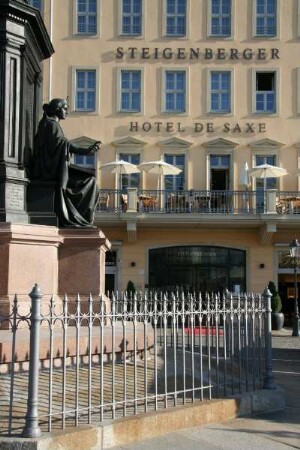 Dresden-Altstadt. Neumarkt. Blick vom Denkmal für Friedrich August II. zum Steigenberger Hotel de Saxe