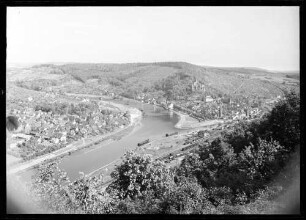 Blick auf Bahnhofsgelände, Mainspitze, Innenstadt, Burg und Kreuzwertheim