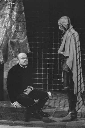 Szenenbilder aus "Der Nachbar des Herrn Pansa", Schauspiel von Günter Rücker in der Inszenierung von Friedo Solter (Bühnenbild: Wolfgang Mattheuer). Deutsches Theater Berlin, 11.10.1969 (Uraufführung Oktober 1969)