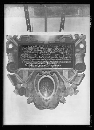 Inschrifttafel unter dem Bildnis Diterichs, Sohn Dedos