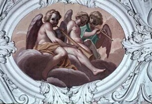 Innendekoration der Schlosskapelle — Deckendekoration der Schlosskapelle — Musizierende Engel oberhalb der Nordempore — Engel mit Trompete und Querflöte