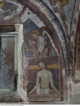 Bemalung der Eingangswand, Der Erzengel Michael mit einem Weihrauchfass (im unteren Bereich eine später eingefügte Imago Pietatis)