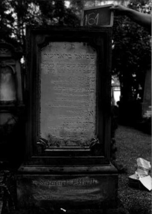 Grabstein 161 (Index: 100109745) Material: Sandstein, Marmorplatte Zustand: leicht verwittert Maße HxBxT: 145x60x32 cm Beschreibung: rechteckige Stele, profilierter Sockel, Schriftplatte mit eingezogenen Ecken: Grabstein 161