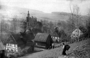 Häuser im Mitteldorf mit Kirche : dazw. ehem. Schule (Tischlerei)