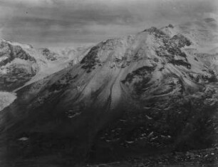 Berglandschaft : Blick auf den Gepatschferner Gletscher und Lawinenbahnen in den Öztaler Alpen.