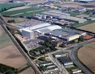British American Tobacco (BAT): Luftbild des Gewerbegebietes am Beimoorweg: im Vordergrund Bahnstrecke Hamburg-Lübeck und Beimoorweg, im Hintergrund Tiefdruckerei der Axel-Springer AG