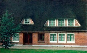 Jork: Strohgedecktes Haus, mit Fensterausschnitten
