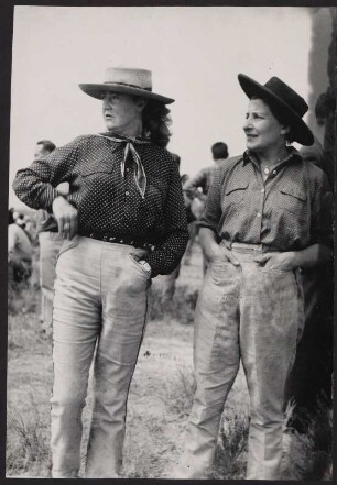 Zwei weibliche Gardienne aus der Camargue