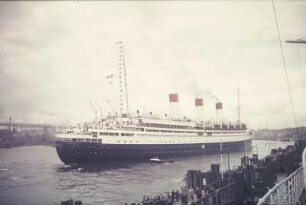 Luxusdampfer "Cap Arcona" : Luxusdampfer "Cap Arcona" (1927; Blohm und Voss) der Hamburg Südamerikanische Dampfschifffahrts-Gesellschaft (HSDG) im Hamburger Hafen
