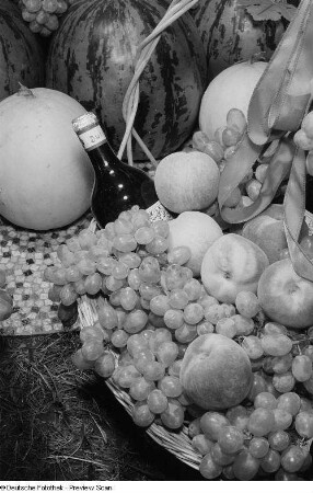 Detailaufnahme eines Früchtekorbs mit Weinflasche der bulgarischen Sektion auf der Leipziger Herbstmesse 1954