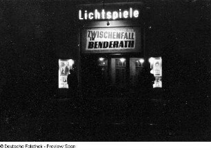Anzeige an einem Kino ("Zwischenfall in Benderath", DEFA-Spielfilm, Erstaufführung 28.12.1956)