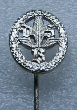 Leistungsabzeichen für Handelskammerprüflinge in Silber Deutscher Stenografenbund (mit langer Nadel) : Sammlung Beinhorn. Leistungsabzeichen für Handelskammerprüflinge in Silber Deutscher Stenografenbund (DSB mit geflügelter Feder im Eichenkranz, mit langer Nadel). Metall, versilbert; Maße (ohne Nadel) 19 x 15 mm (1952). Dresden: SLUB R c 0202