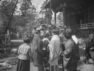 Tempelfest im Ikegami Honmon-ji. Verkaufsstand für Ölpapierschirme : Tokyo-Omori (heute Tokyo-Ōta). Tempelfest im Ikegami Honmon-ji. Verkaufsstand für Ölpapierschirme