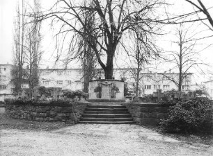 Heldenfriedhof mit Gedenkstätte, Ehrenmal u. Kreuz auf dem Höchster Friedhof und Grabsteine; Frankfurt, Kurmainzer Straße 70