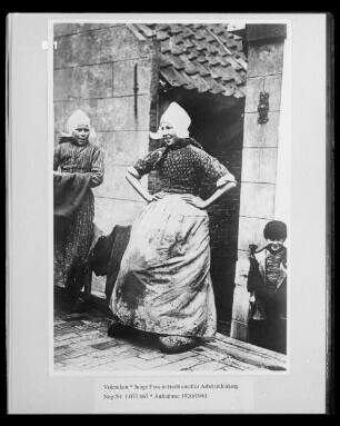 Volendam, Junge Frau in traditioneller Arbeitskleidung