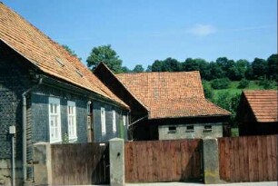 Gehöft wie voriges Bild: massive Sandsteinpfeiler am Tor
