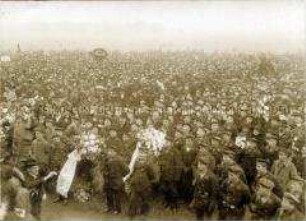 Matrosen im Zuge der Trauerfeier für die Revolutionsopfer auf dem Tempelhofer Feld