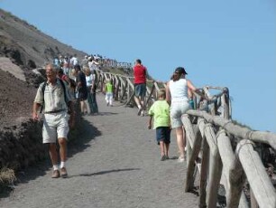 Neapel - Vesuvgipfel mit Touristen : Der Vesuv bei Neapel, aufgenommen 2004, ist ein beliebtes Touristenziel