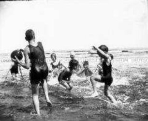 Im Wasser spielende Kinder